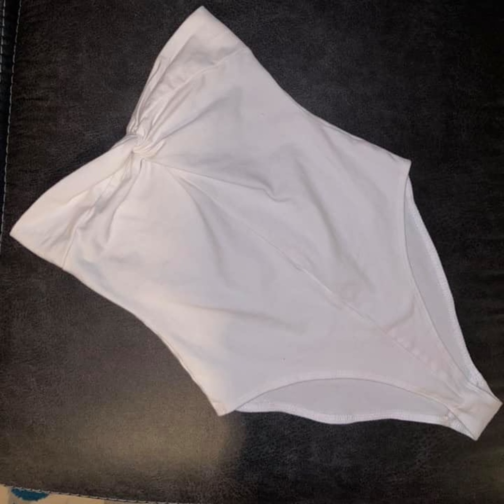 ⚪️ White body suit ⚪️